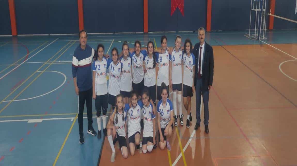 Okulumuz Yıldız Kız Voleybol Takımı Barbaros Kutlutaş Ortaokulu'nu 2-0 Mağlup Ederek İlçe 1.si Oldu