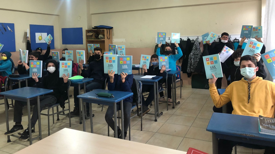 Milli Eğitim Bakanlığı'nın gönderdiği 8. Sınıf LGS Sayısal ve Sözel Soru Kitapları öğrencilerimize dağıtıldı.