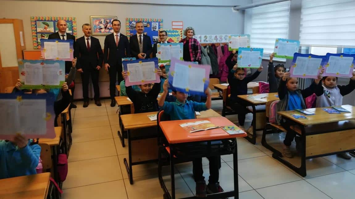 İlçe Kaymakamımız Sayın Mehmet Göze Karne Dağıtımı İçin Okulumuzu Ziyaret Etti 